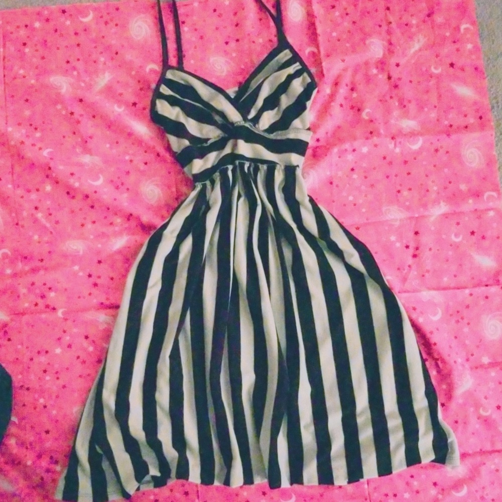 3/$15 Super cute low cut dress